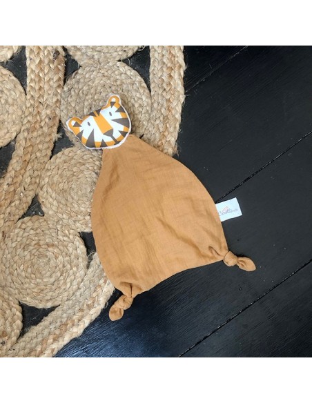 Doudou Tigre en double gaze de coton camel - CAROTTE & CIE 0+