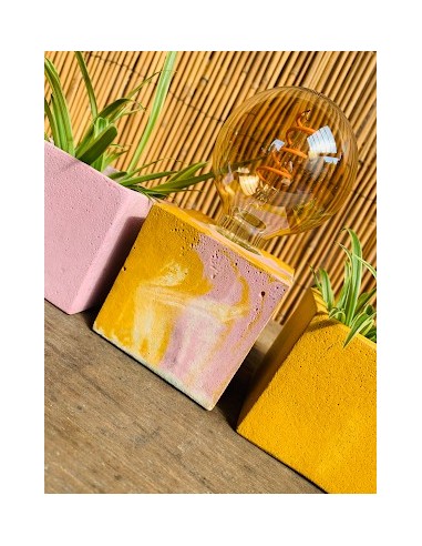 Lampe cube béton marbré rose et jaune - JUNNY