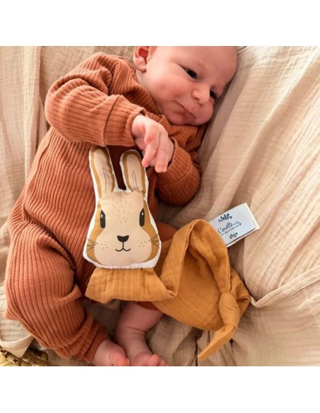Doudou Lapin en double gaze de coton camel - CAROTTE & CIE 0+