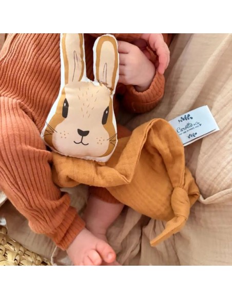 Doudou Lapin en double gaze de coton camel - CAROTTE & CIE 0+